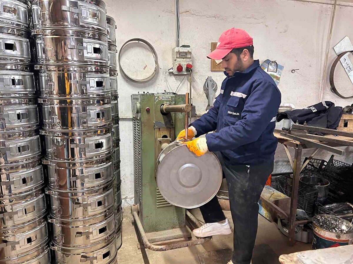 "Ateş görmeden etlerinizi ve yemeklerinizi sağlıklı bir şekilde yapabiliyorsunuz"<br><br>Eskişehir’in toprağını dış ülkelere göndermenin kendilerini hem mutlu ettiğini, hem de gururlandırdığını vurgulayan Eren, sözlerine şöyle devam etti:<br>"Bu ürün sağlığa çok faydalı. Duman, is, ateş görmeden etlerinizi ve yemeklerinizi sağlıklı bir şekilde yapabiliyorsunuz. Her konuda sağlıklı ve çok da lezzetli. Birçok ülkede sağlık sorunları var. Biliyorsunuz, yakın bir zamanda bir pandemi geçirdik. Böyle olunca, vatandaş daha çok dikkat ediyor. Bizim ürünümüzde hiçbir şekilde kanserojen madde bulunmuyor. Malum, diğer mangallarda kömürden dolayı dumanda kanserojen madde var, ama bizim ürünümüzde böyle bir şey yok. Dumanı, isi kesinlikle görmüyor. O yüzden hem sağlıklı hem de çok lezzetli ürünler yapabilirsiniz."