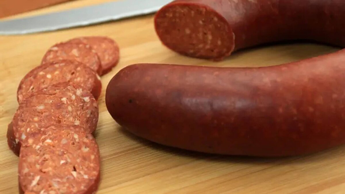 Tarım ve Orman Bakanlığı'nın internet sitesinde yer alan 'Taklit veya Tağşiş Yapılan Gıdalar' listesi 25 Nisan tarihi itibarıyla güncellenirken, yapılan son eklemelerde en fazla hile yapıldığı tespit edilen ürünün sucuk olduğu ortaya çıktı.