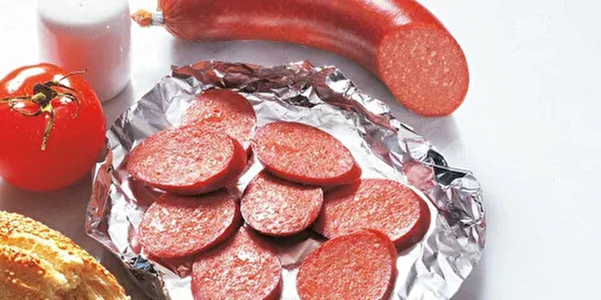 *ADN ET ÜRÜNLERİ ÜRETİMİ LİMİTED ŞİRKETİ tarafından üretilen AKÇATEKİR SUCUKLARI marka sucuklarda deri dokusu, kanatlı eti, sakatat ve dil eti tespit edildi.<br><br>*ÜRÜNVEREN SUCUKLARI tarafından üretilen KUZEY GAZİ SUCUKLARI marka sucuklarda kanatlı eti ve baş eti bulundu. 