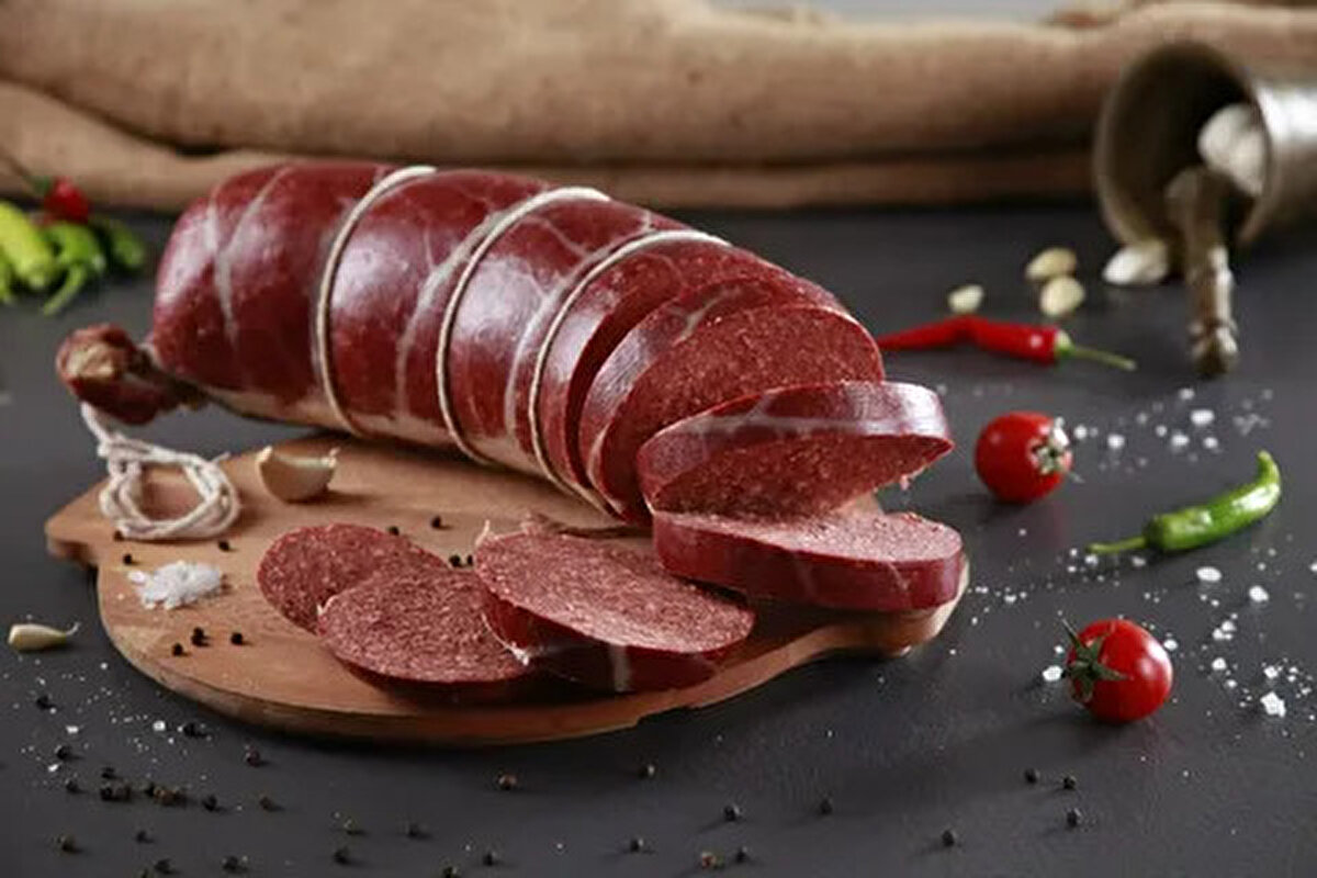 *ERTÜRK ET VE ET ÜRÜNLERİ GIDA VE GIDA KATKI MADDELERİ SANAYİ TİCARET LİMİTED ŞİRKETİ tarafından üretilen AFYON BOLAT SUCUKLARI marka sucuklarda mekanik ayrılmış kanatlı eti tespit edildi. <br><br>*ER ET ERCİYES ET VE ET ÜRÜNLERİ GIDA TİCARET VE SANAYİ LİMİTED ŞİRKETİ tarafından üretilen YILDIZ marka sucuklarda mekanik ayrılmış kanatlı eti bulundu. <br><br>*BEYPA GIDA PAZARLAMA tarafından üretilen TEKİR YAYLA ET SUCUKLARI marka sucuklarda deri dokusu, kanatlı eti ve sakatat tespit edildi. 