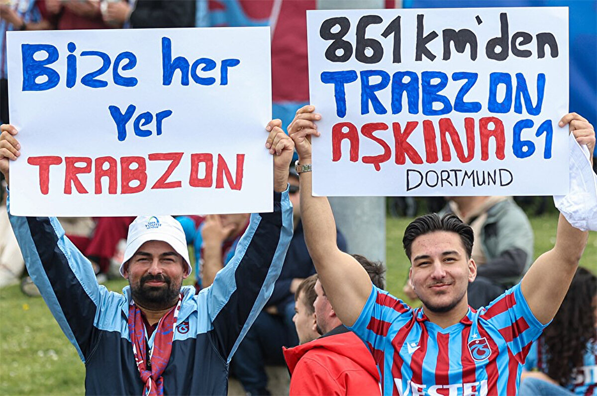 Tribünler bordo-mavi<br>Trabzonsporlu taraftarlar, genç takımı İsviçre'de yalnız bırakmadı. Colovray Spor Merkezi'nde kendilerine ayrılan biletlerin tamamını satın alan bordo-mavililer, yaptıkları tezahüratlarla takımlarına büyük destek verdi