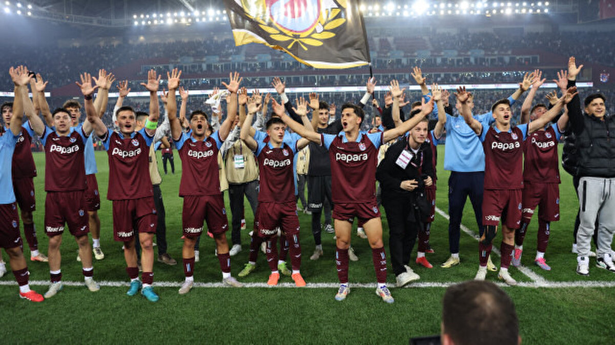 Trabzonspor'a tarihi galibiyeti getiren golleri, 73.dakikada Yiğit Kemal Turan ve 89.dakikada Boran Başkan kaydetti. Salzburg'un tek golü, 85. dakikada Mellberg'den geldi.<br>