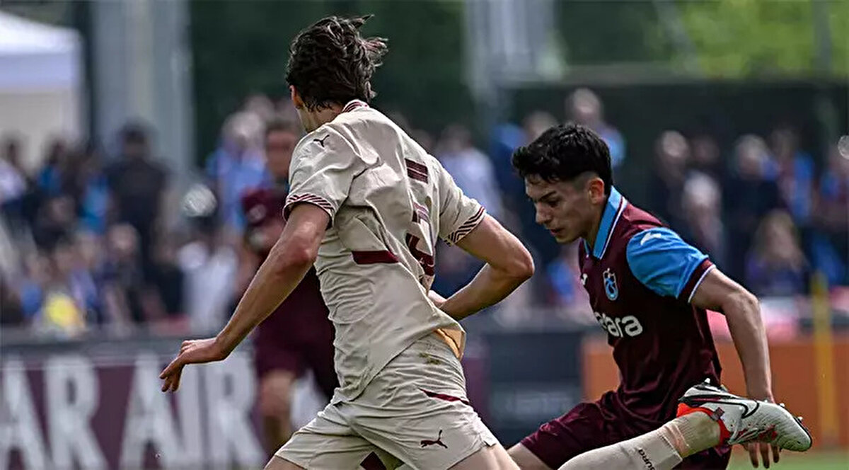 Bordo-mavili temsilcimizde teknik direktör Eyüp Saka; maça Erol Can, Taha, Arda, Oğuzhan, Bican, Salih, Alihan, Boran, Yiğit, Onuralp ve Ömer 11'iyle çıktı.<br>