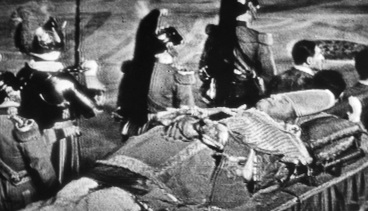 Basit bir tabut ve sade tören<br><br>Papa Francis’in naaşı, geleneksel olarak kullanılan kırmızı yükseltilmiş platform yerine kırmızı kumaşla kaplı sade bir tabut içinde sergileniyor. Bu sade tercihin, Papa’nın “dünyasal bir lider değil, Mesih’in bir çobanı” olarak anılma isteğini yansıttığı belirtiliyor.<br><br>