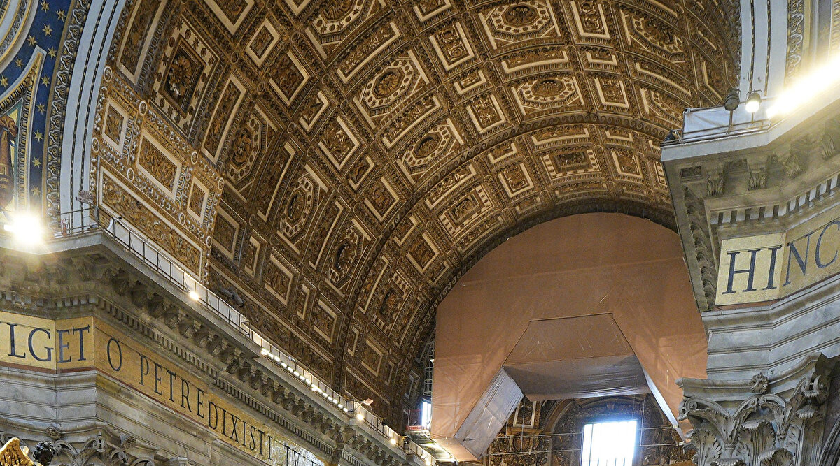 Francis, içi çinko ile kaplı sade ahşap bir tabutla defnedilecek. Oysa geçmişte papalar üçlü tabut sistemiyle – ardışık servi, kurşun ve meşe tabutlarla – toprağa veriliyordu. Bu uygulama, hem dünyevi hem ruhani otoritenin simgesi sayılıyordu.