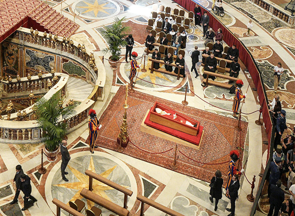 Güvenliği İsviçre muhafızları sağlıyor<br><br>Papa’nın naaşının başında, yalnızca Katolik, bekar ve 19-30 yaş arası İsviçreli erkeklerin katılabildiği İsviçre Muhafızları nöbet tutuyor. Rönesans döneminden kalma renkli üniformalarıyla tanınan bu küçük ordu, dünyadaki en küçük askeri birlik olma özelliğini taşıyor.