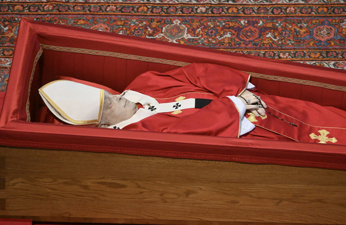 Papa Francis’in vefatının ardından Vatikan’da başlatılan resmi yas süreci çerçevesinde halkın saygı duruşuna açılan naaşı, Aziz Petrus Bazilikası’nda ana sunağın önünde sergileniyor. Bu uygulama, kamuya açık şekilde saygı gösterilmesi için geleneksel bir Vatikan ritüeli olarak biliniyor.<br><br>Papa Francis, bu şekilde halkın önüne konulan altıncı papa oldu. Bu geleneği başlatan ilk isim, 1958’de hayatını kaybeden Papa XII. Pius’tu.