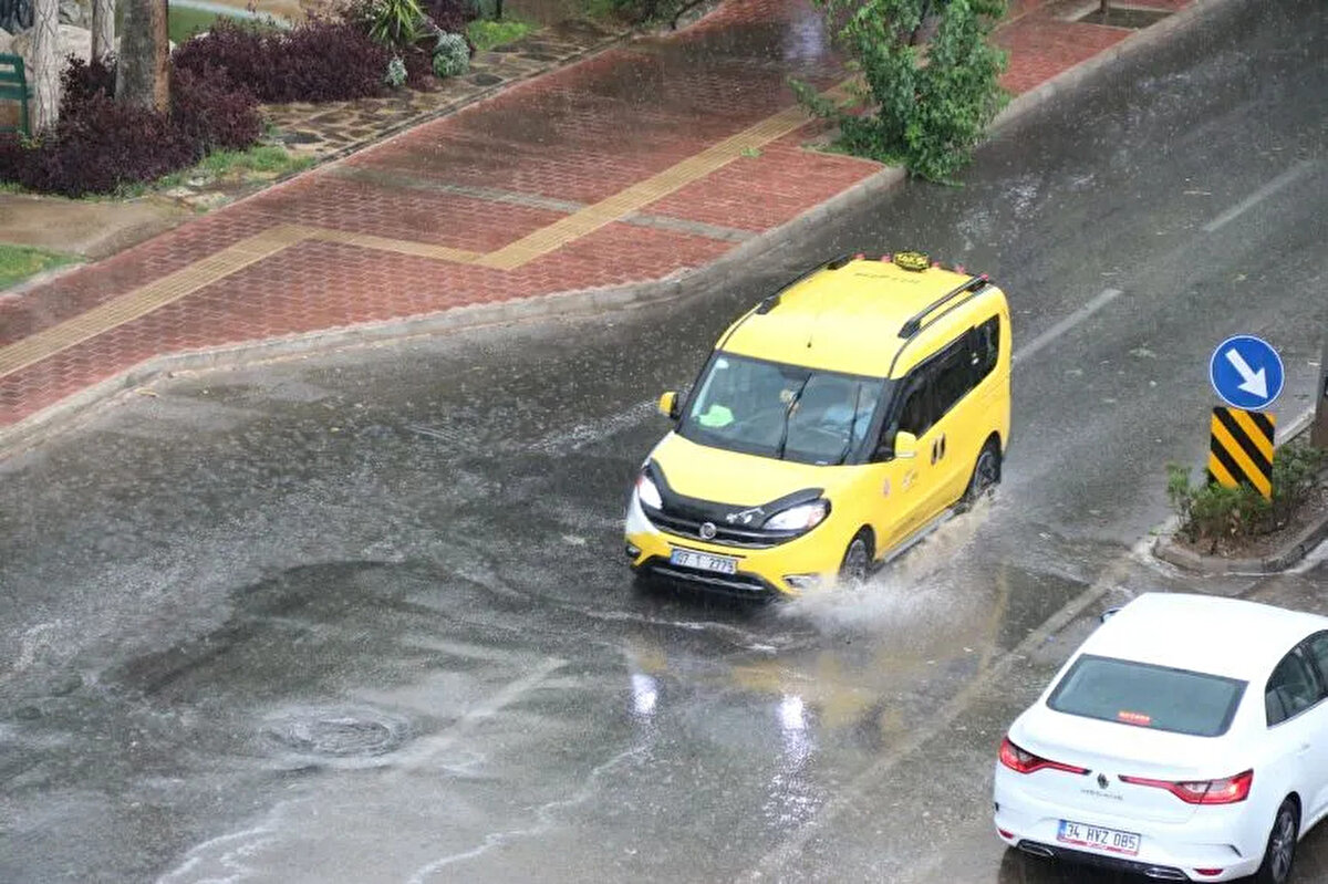 Antalya: Parçalı ve çok bulutlu, yerel sağanak ve gök gürültülü sağanak yağışlı 21 (Yağışların, yerel kuvvetli olması bekleniyor.)