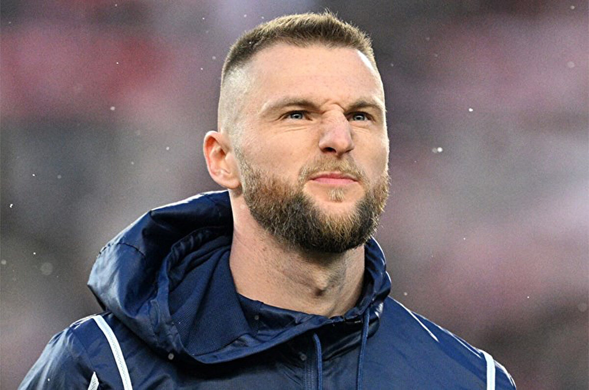 30 yaşına giren ve kariyeri için kritik bir dönemde olan Milan Skriniar'ın sezon sonunda gelecek tüm teklifleri değerlendirip ardından nihai kararını vereceği aktarıldı.<br>