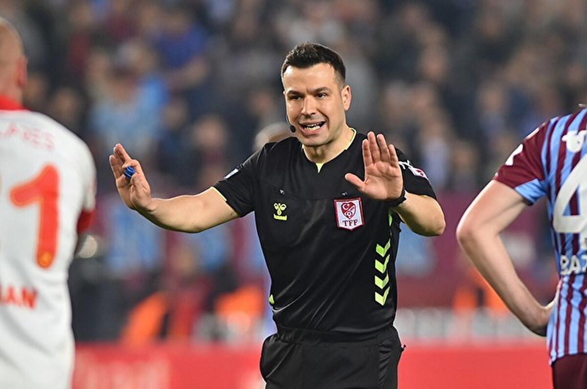 "Penaltı pozisyonunun direkt içerisinde olan futbolcu bendim, topa vuran oyuncu bendim. Dolayısıyla en net açıda olan da bendim. Penaltı olduğuna da emindim. Hakemle olan konuşmamızda ofsayt mı, penaltı mı tartışması vardı. Kendisi penaltı olduğunu ama öncesindeki pozisyonda ofsayta baktıklarını söyledi. Sonunda penaltı oldu."