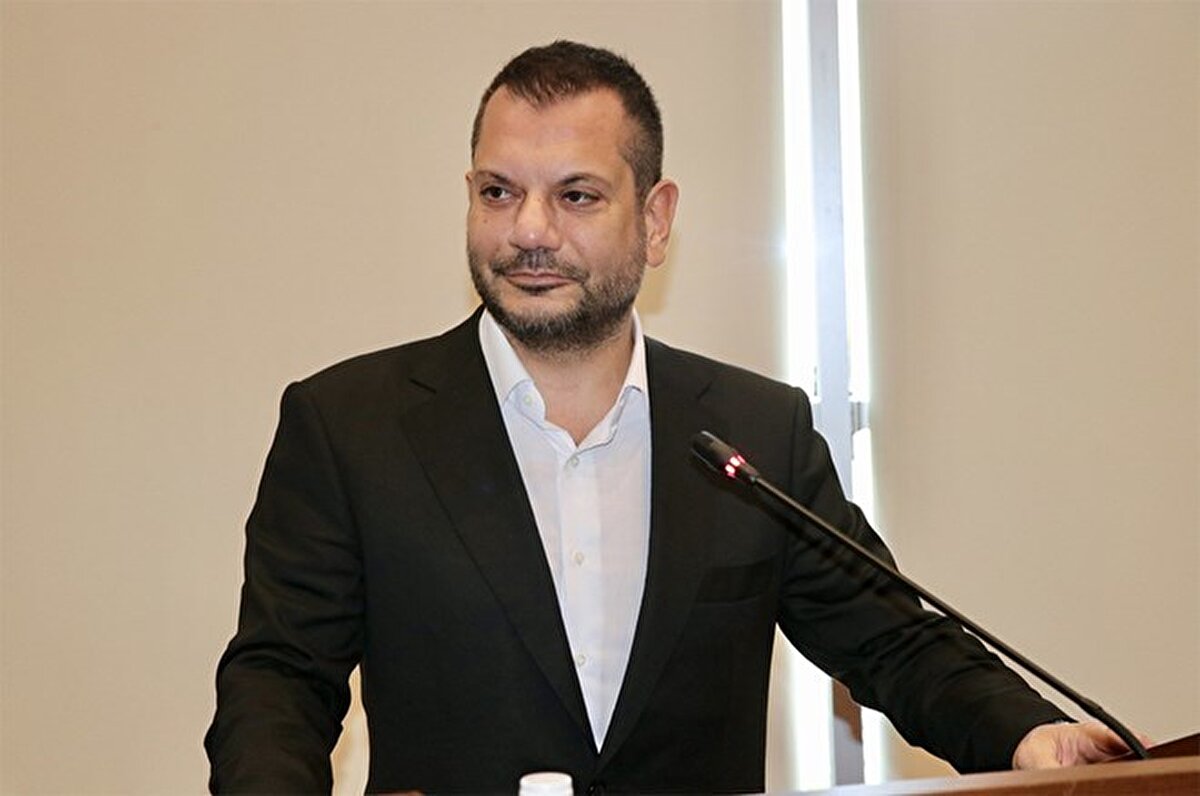 "Hakemler hakkında artık çok şey söylemek istemiyorum. Sadece gülüyorum. Komik bir durum. Söyleyeceğimiz her şeyi söyledik. Allah akıl fikir versin diyorum."<br><br>