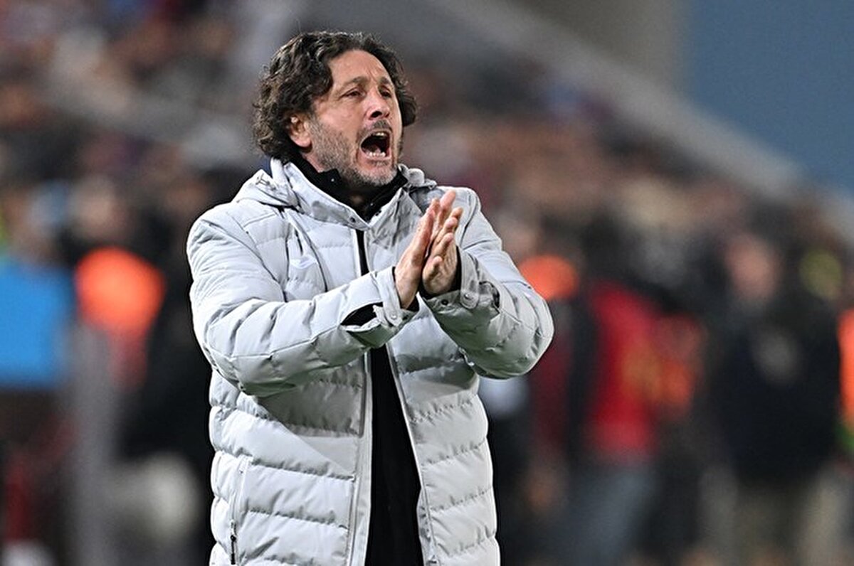 "Çalışmaya devam. Kazandığımızda da hayat bize öğrenme fırsatı vermeli. Kaybettiğimizde de bu fırsatı görmeliyiz. Geldiğimiz dönemde, Trabzonspor takımının belki de 10 yıldır yaşamadığı, beklemediği, taraftarlarımızın duygularının düşük olduğu bir dönemdi. Çok önemli isimlerinden arkasından biz geldik. Trabzonspor'a hizmet etmek için geldik, gayet iyi gidiyoruz. İnşallah kupayı da alırsak çok güzel bir yıl geçirmiş oluruz."