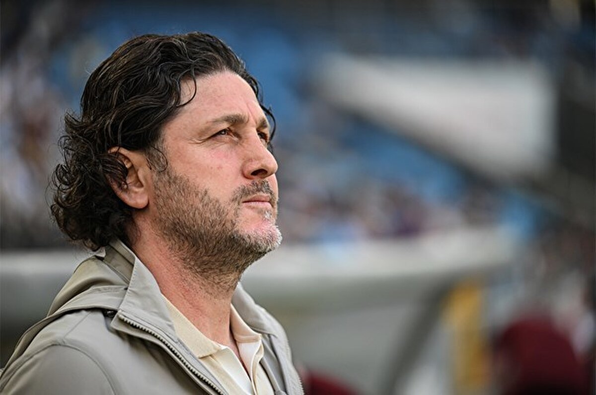 "Zor bir maç oldu ama hak edilmiş bir galibiyet aldık. İyinin üzerinde bir oyun, hepimize armağan olsun. Geldiğimizden beri 45 gün oldu, çalıştığımız çok şey oldu. Baskı şekillerine çok çalışmış, golleri böyle bulmuştuk. Kaleci bağlantımızı kesmeye çalıştılar, sert baskıyla geldiler."