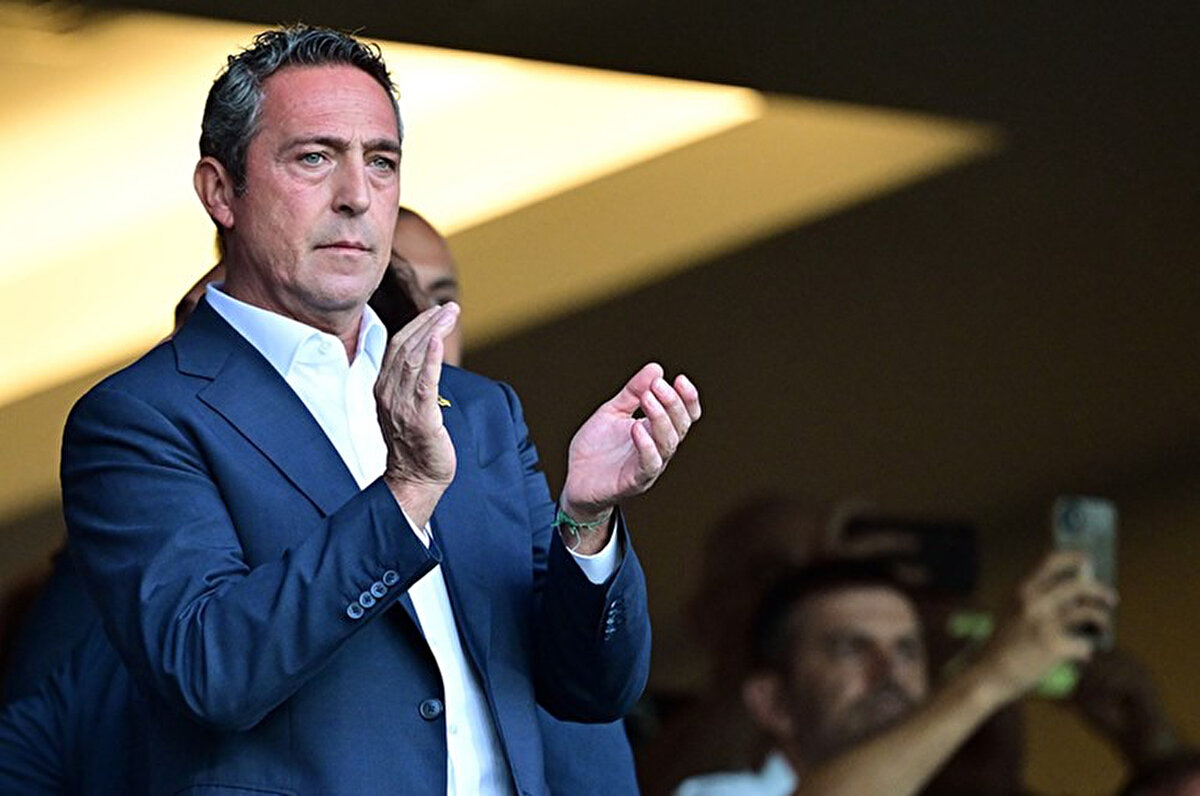 Sözcü'nün haberine göre Ali Koç, futbolculara "Burada olmak, bu formayı taşımak istiyorsanız gereken sorumluluğu alıp kalan 6 maçta Fenerbahçe için gereken mücadeleyi ortaya koymalısınız" ifadelerini kullandı.<br>