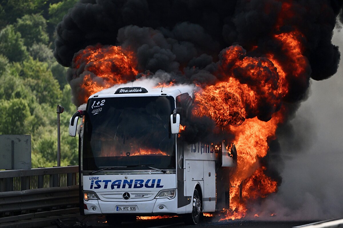 Durumu fark eden sürücü, otobüsü sağ şeride çekerek yolcuları tahliye etti.