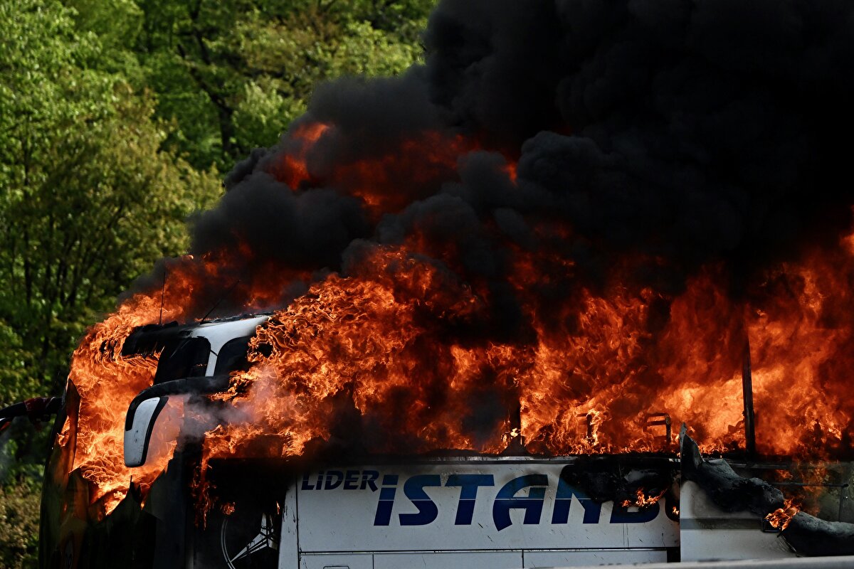 Haber verilmesi üzerine bölgeye gelen itfaiye ekipleri, yangını söndürdü.