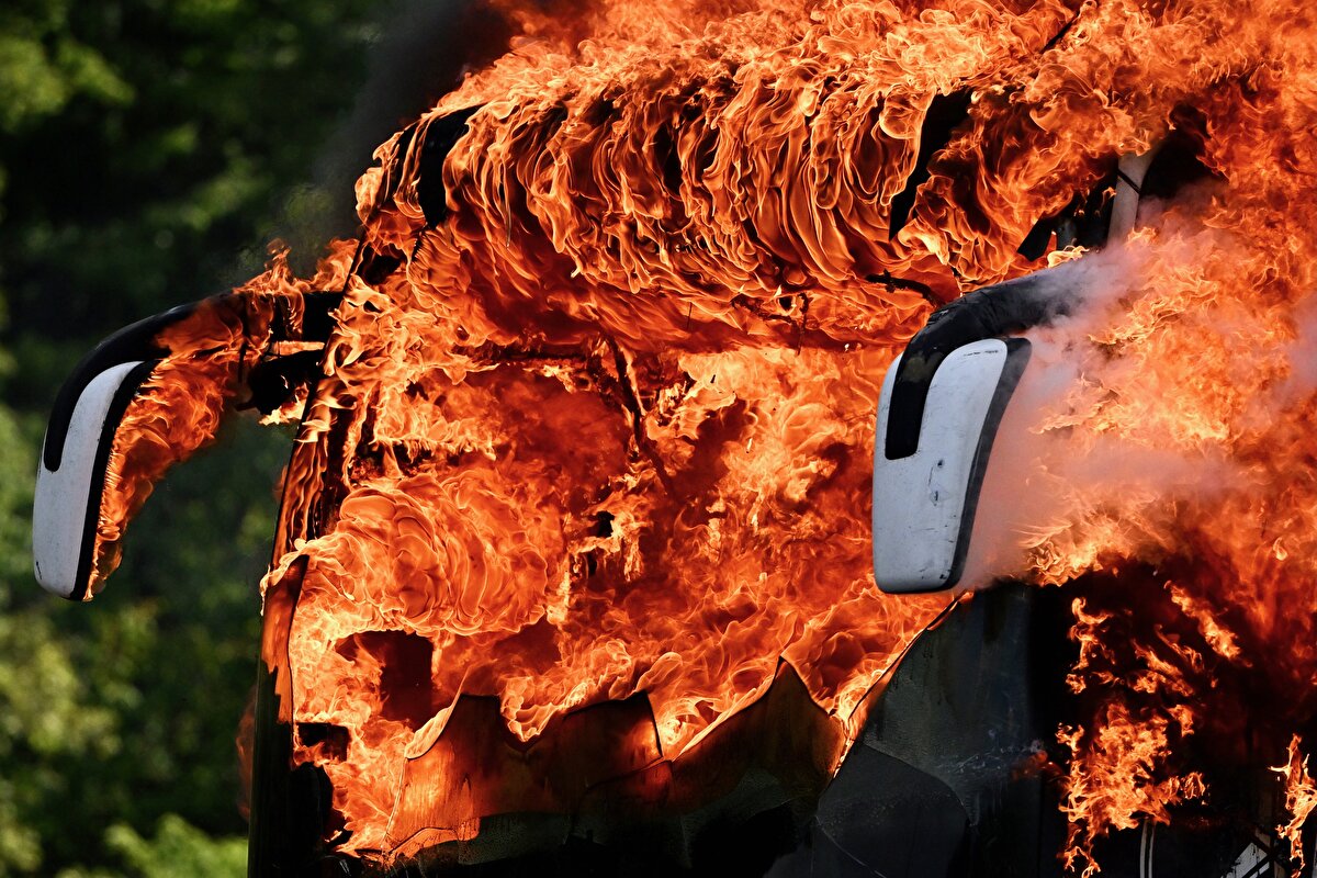 Ölen ya da yaralananın olmadığı yangında, otobüs kullanılamaz hale geldi.