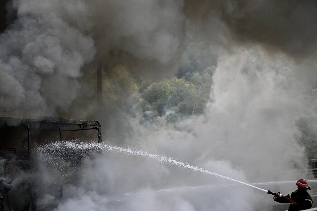 Yangın nedeniyle bir süre ulaşıma kapanan otoyolun İstanbul yönünde trafik akışı tek şeritten sağlanmaya başlandı.