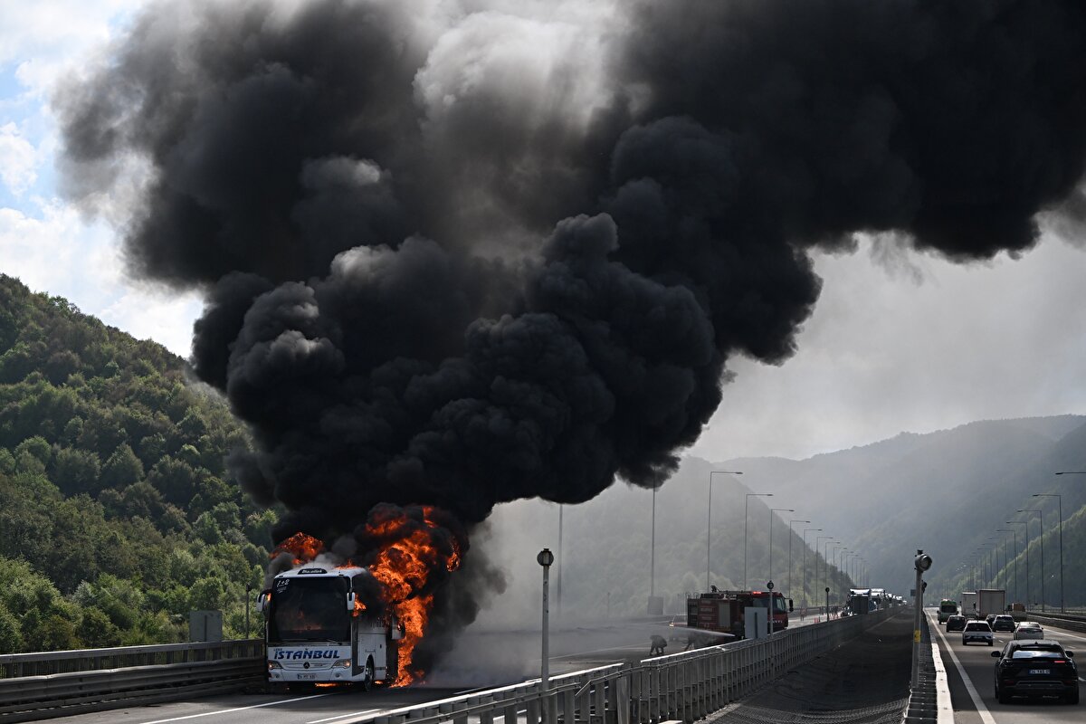 Hatay'dan İstanbul'a giden A.E.E'nin kullandığı 34 MTC 935 plakalı yolcu otobüsünün motor kısmı, Sarıçökek mevkisinde alev aldı.