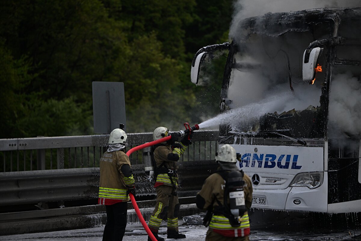 Öte yandan yolcuların, başka bir otobüsle gidecekleri yere götürüleceği öğrenildi.