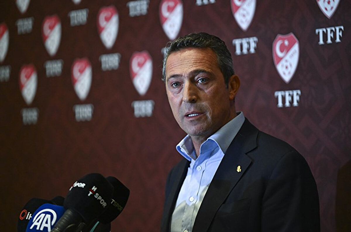 "Psikolokik avantaj elimizdeydi. Kalan fikstürde inancımız puan farkının kapanacağı yönündeydi. Hiç kimsenin ön göremediği kaybettiğimiz puanlarla şampiyonluk şansımızı sekteye uğrattık. Birçoğunuz haklı olarak öfkelendiniz. Bizim ise üzülme lüksümüz yok, bu sıkıntıları gidermek zorundayız. Umutla başladığımız sezonda izahati zor bir beraberlikle geldiğimiz nokta bizi dezavantajlı duruma düşürdü. Her şeye rağmen istikrarın yanında olanlara teşekkür etmek istiyorum"<br>