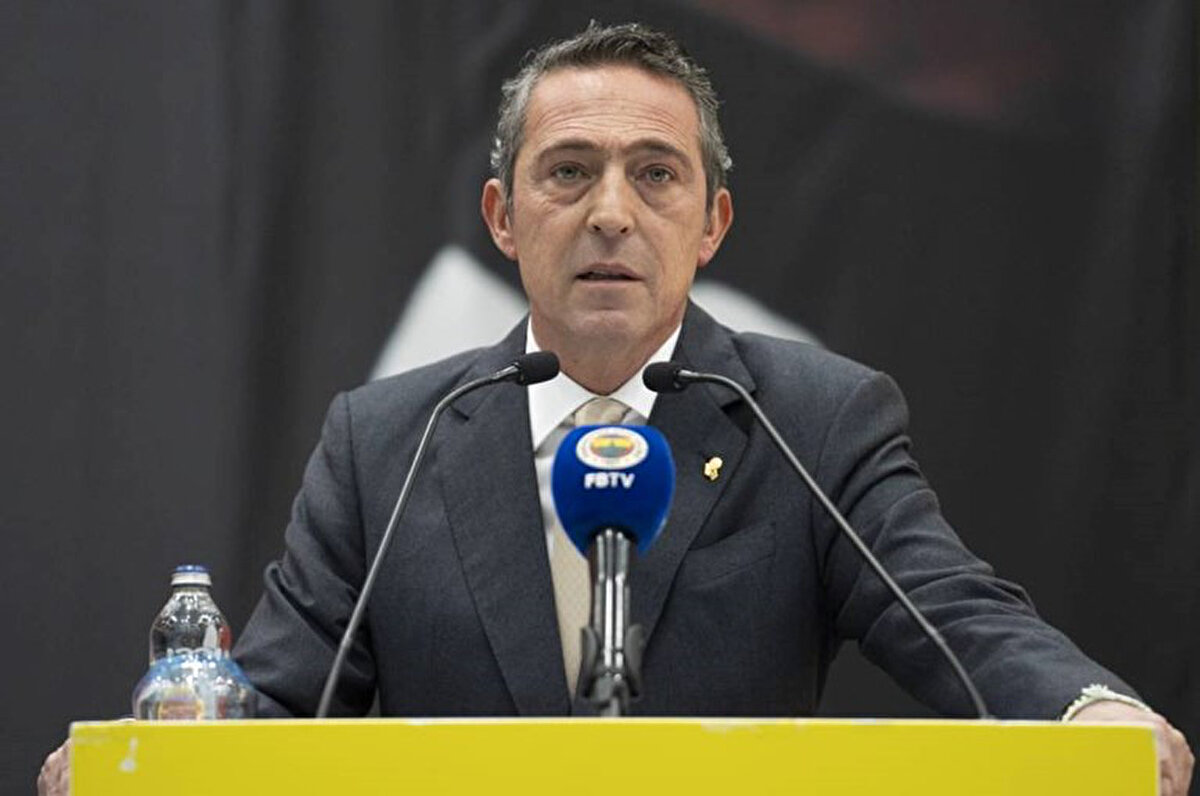 "Başarısızlık varsa bunun tek sorumlusu başkandır dedim. Kimseyi de mazeret olarak kullanmadım. Bu da böyle devam edecektir. Futbol yapılanması olarak elimizden geleni yaptığımıza inanıyorum. Bazen futbolda akıl ve mantığın anlayamayacağı şeyler de oluyor. Devre arası geldiğinde, kadromuzu güçlendirmek için yatırımlarımızı artırdık. Talisca, Skriniar ve Diego Carlos'u aldık ve güçlü olan kadromuzu daha da sağlam bir yapıya oturttuk. Tabiki ikincilik hiçbirimizi kesmiyor. Yıllardır tepeye oynuyoruz ama ikincilikle yetinmek zorunda kalıyoruz."<br>