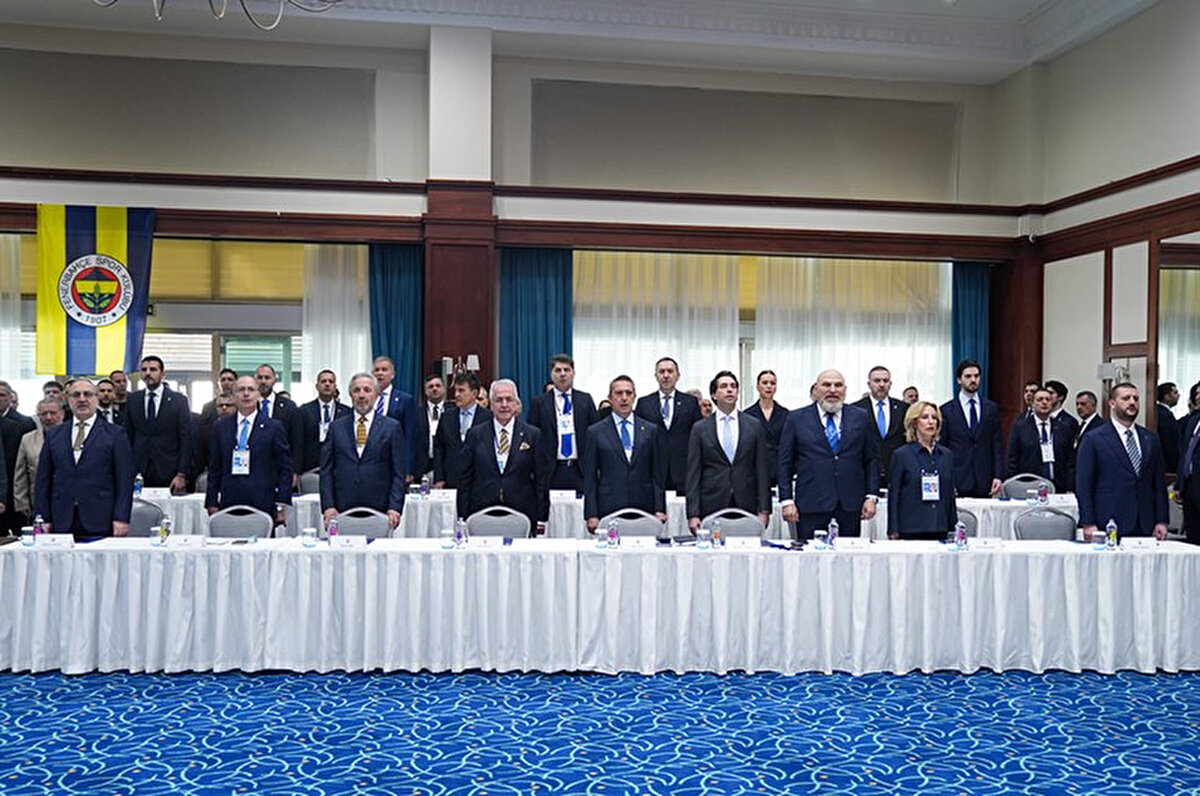 "Cumhurbaşkanımız bizi kabul etti sağolsun. Uzun süredir bekleyen gayrimenkul projelerimizi istişare etti. Biri salonumuzun yanındaki arazi, diğeri kolej, üçüncüsü ise Maltepe'deki arazi. Stat projemizi ilk defa size sunduk, Cumhurbaşkanımıza ve Bakan Murat Kurum'a henüz sunmadık. Sayın Cumhurbaşkanımıza ve Bakanımıza çok teşekkür etmek istiyorum. İnşallah mutabık kaldığımız konular en kısa zamanda hayata geçecektir."<br>