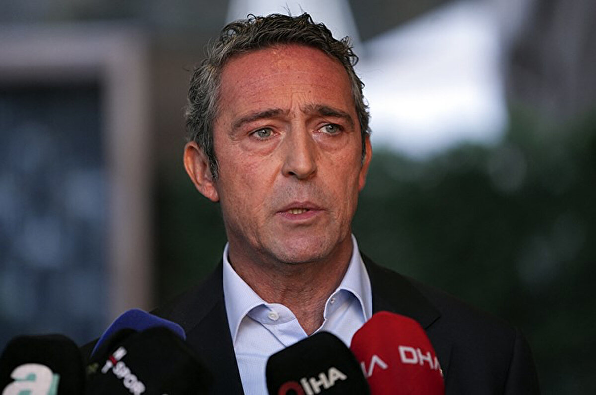 "Yıllarca değiştirilmeyen o yapı artık çatırdamaya başladı. Kolay kolay yerlerinden edilmeyecek bazı isimler artık Türk futbolundan silinmişerlerdir. Riyad konusu sadece bize yazıl mesela. Küçük bir örnek... TFF ile görüş ayrılığı içindeyken bizim elimizden bir siyasetçi tutup TFF ile aramızı yapmaya çalışmadı. Yabancı hakemin devam etmemesi son derece hatalı ve gereksiz bir karardı. TFF'ye ilettik. Yeri geldi VAR hakemleri aleyhimize hata yaptı, sesimizi çıkarmadık. Beşiktaş, Trabzonspor ve Samsunspor'un yabancı hakem talep ettiği bir ortam varken yabancı hakemle devam etmemek bizim kafamızda soru işaretleri oluşturdu. Diğer rakibimizin ne talep ettiği ise belli değil. Bizim uğruna mücadele verdiğimiz adil rekabet iklimine daha yolumuz var. " <br>