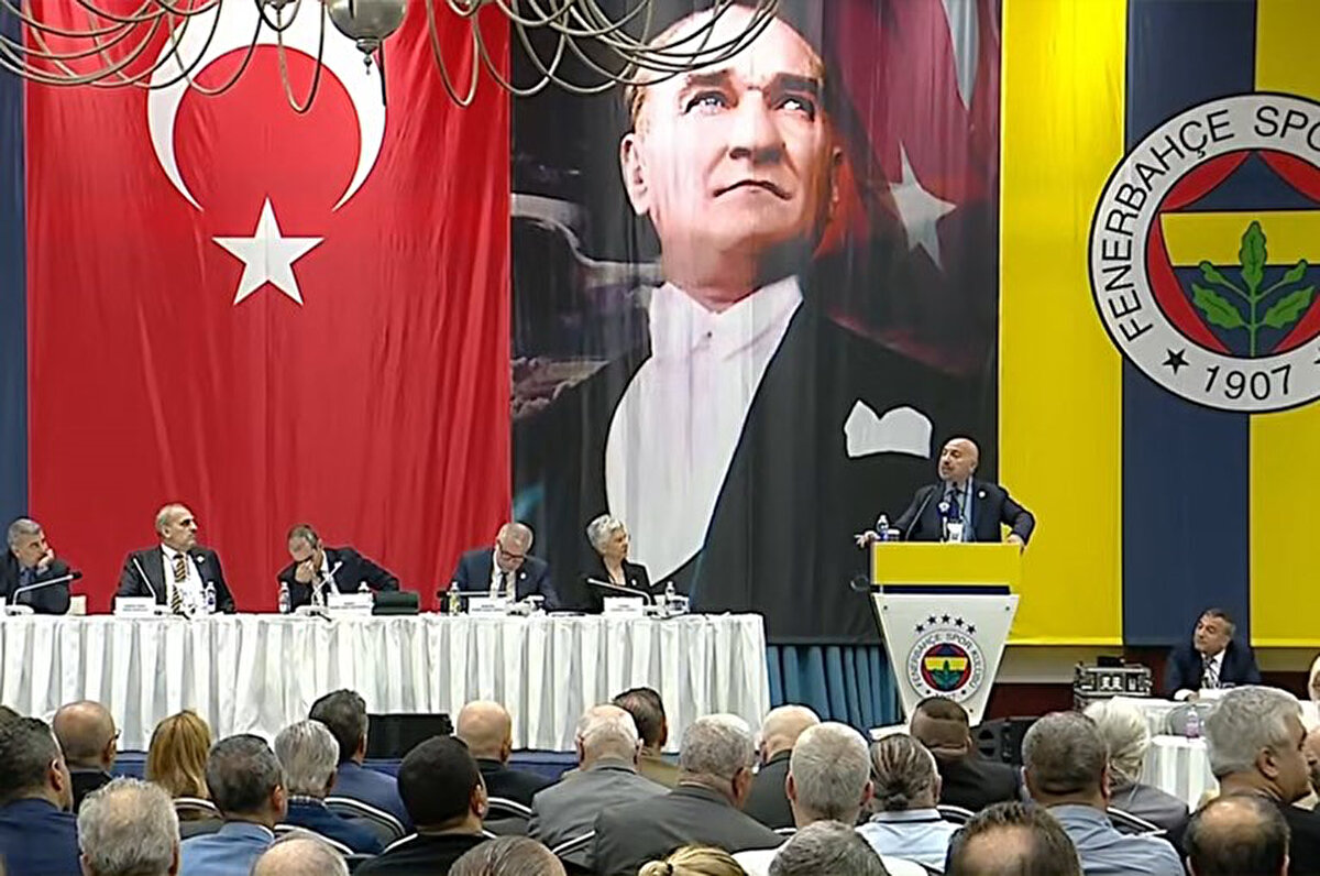 Şimdi bu önümüzdeki dönemde 5. yıldızları takarlarsa bunlar, öyle gözüküyor. Yapıyı falan da gördüğüm üzere takacaklar gibi gözüküyor. Yapı var mı? Dibine kadar var. 20 sene içerisinde elimizdeki istatistiklere baktığımız zaman biz 6 kere şampiyon olmuşuz. Ortalama 3.3 yılda 1 şampiyon olmuşuz. Bunu referans alsam biz 20 sene gerideyiz. Şimdi bu büyüyen camiaya her dikilen gömlek dar gelmeye başlıyor. Ben tüzükte önümüzdeki günlerde değişiklik yapılmasını kendi fikrim olarak anlatıyorum. Başkanlık sürelerini 2 dönemle sınırlayalım. Bu camialarda Faruk Ilgaz'lar Aziz Yıldırım'lar Ali Koç'lar bitmez.<br>