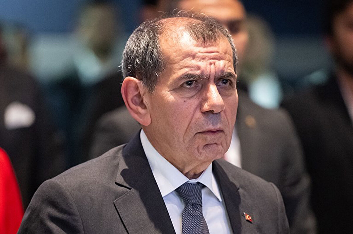 "Kulübümüzün, Sportif AŞ'ye 4.5 milyar TL mertebesinde borcu var. Kemerburgaz'daki tesisin, Sportif AŞ'ye kiralanmasıyla bu borcu aşağıya çekeceğiz. "Basit ama üzerinde durmamız gereken, Galatasaray Spor Kulübü ve iştirakleri çerçevesinde bilinmesi gereken bir husus var. Yürüttüğümüz sportif faaliyetler çerçevesinde devamlılık söz konusu. Değerli sporcularımız ve çalışanlarımıza taahhütlerimiz önümüzdeki yıllara da sirayet ediyor. Sportif AŞ'nin 2029 yılına kadar nakdi yükümlülükleri, yaklaşık 317 milyon euro, 15.8 milyar TL. Biz 2023/24 sezonunda 295 milyon euro gelir kaydetmişiz. 2024/25'te 272 milyon euro gelir kaydetmişiz. Önümüzdeki 5 sezon boyunca, sportif başarımızla artarak devam edecek."