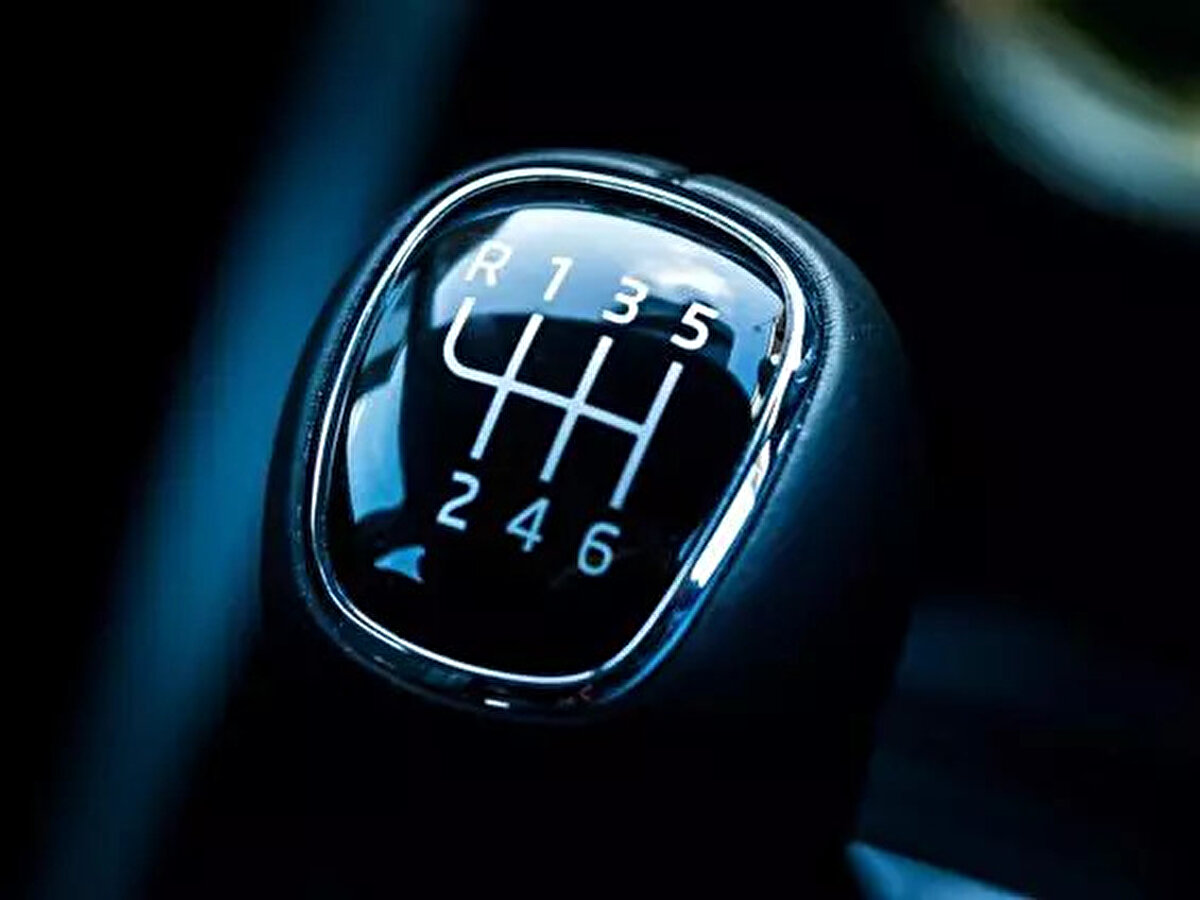 Klasik otomatik vitesler de benzer bir dayanıklılık gösterirken, CVT ve çift kavramalı (DSG, EDC, DCT) şanzımanların ömrü genellikle 150.000 ila 250.000 kilometre arasında değişiyor.<br><br>