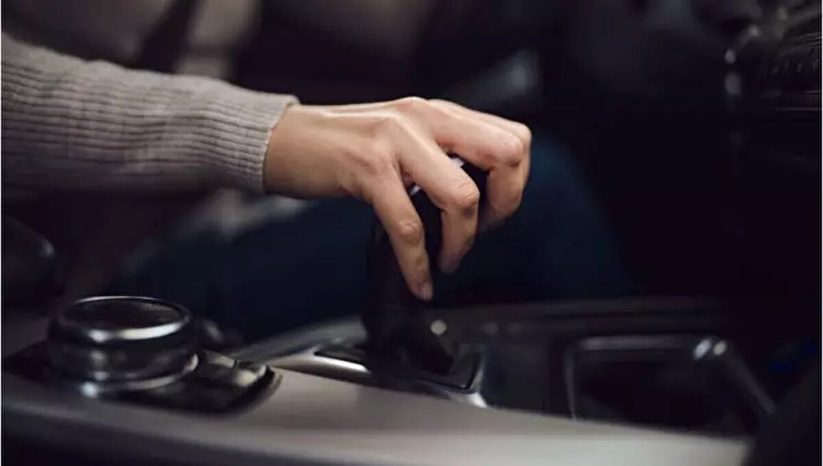 Araçların vites ömürleri düzenli kullanımda ortalama şu şekilde:<br><br> <br><br>Manuel Vites<br><br> <br><br>250.000 - 400.000 km Bakımı düzgün yapılırsa en uzun ömürlü vitestir. Kavrama (debriyaj balatası) değişimi gerekebilir (~100-150 bin km’de).