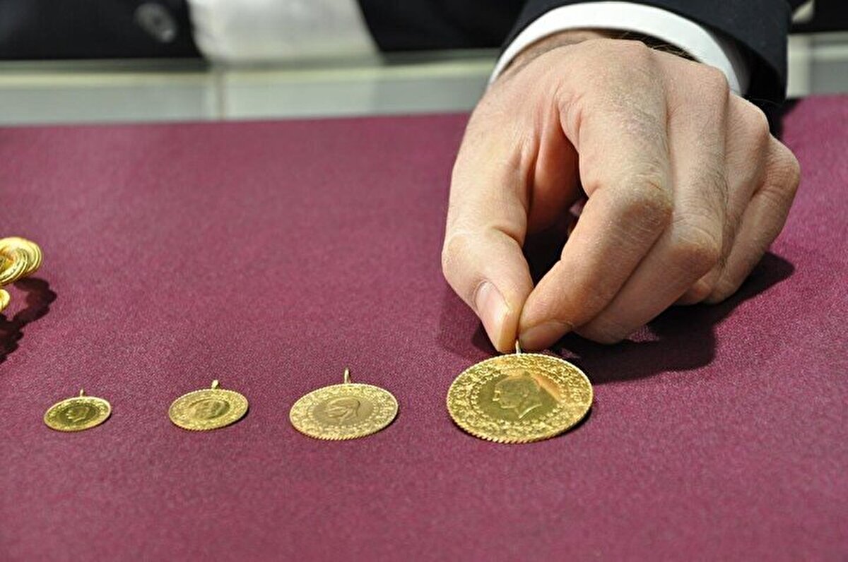 "SERT HAREKETLER DEVAM EDEBİLİR"<br><br>Ticaret savaşlarının etkisiyle başlayan hareketlilikle birlikte, piyasaların manipülasyona açık hale geldiğine dikkat çeken Memiş, geçtiğimiz hafta yaşanan sert geri çekilmeleri hatırlattı. Ons altında 3500 dolardan 3300 dolara, gram altında ise 4350 liradan 4150 liraya kadar düşüş yaşandığını belirten Memiş, bu tür hareketlerin büyük yatırımcılar için fırsat yarattığını ifade etti. Kısa vadede yönün aşağı olduğunu ancak bu sürecin geçici olabileceğini söyledi.