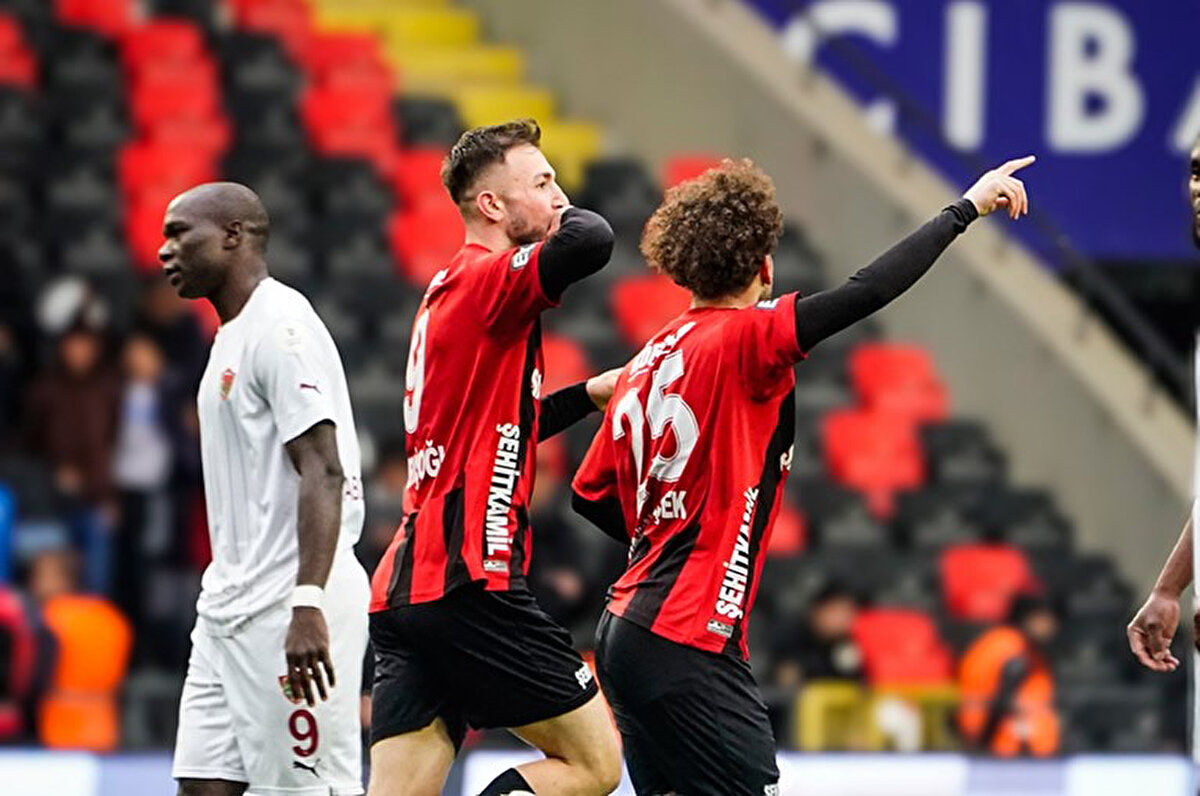 Gaziantep'te 3 eksik<br><br>Gaziantep FK'de takımın golcü ismi Okereke, RAMS Başakşehir maçında gördüğü sarı kart nedeniyle Fenerbahçe karşısında forma giyemeyecek.İtirazdan dolayı kırmızı kart gören teknik direktör Selçuk İnan ve yine takımın etkili ismi Kozlowski de kırmızı kart cezası dolayısıyla sahada yer alamayacak.Kırmızı-siyahlı ekipte Ogün Özçiçek, Semih Güler ve Sorescu sarı kart sınırında yer alıyor. 3 oyuncu kart görmeleri durumunda 34. haftada Çaykur Rizespor ile deplasmanda oynanacak maçta cezalı duruma düşecek.