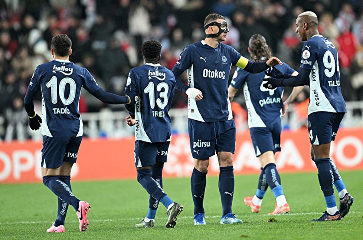 Fenerbahçe'de 4 eksik<br><br>Fenerbahçe'de Gaziantep FK maçı kafilesi açıklandı. Sakatlıkları bulunan Mert Hakan Yandaş, Mert Müldür, Sofyan Amrabat ve Allan Saint-Maximin deplasmana götürülmedi. Sarı lacivertlierde Fred Rodrigues, Sofyan Amrabat, Filip Kostic, Allan Saint-Maximin, Çağlar Söyüncü ve İrfan Can Kahveci sarı kart ceza sınırında bulunuyor.