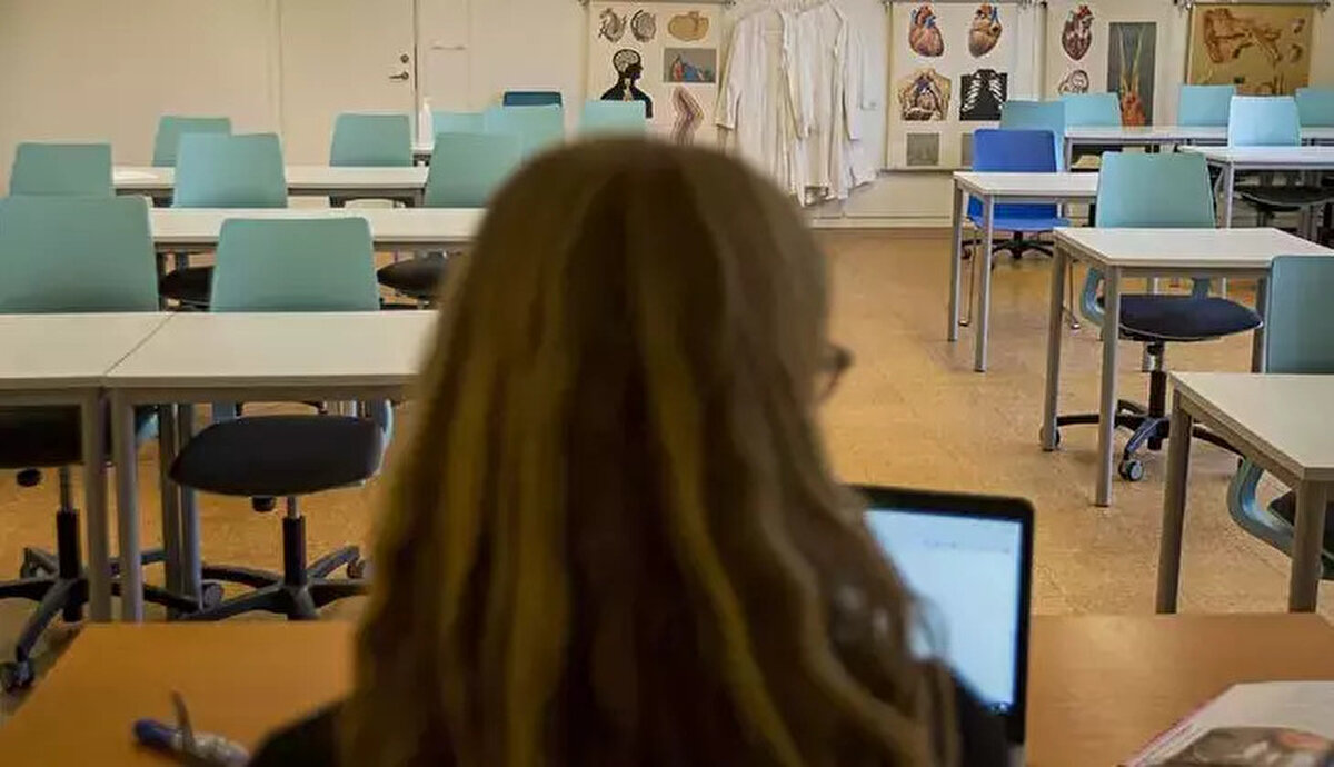 İstanbul'daki okullarda 28 Nisan'da ilk ders "Afet Farkındalığı Eğitimi" olacak.<br><br>İstanbul İl Milli Eğitim Müdürlüğü, 28 Nisan Pazartesi günü, kent genelindeki tüm resmi ve özel okullarda ilk dersin "Afet Farkındalık Eğitimi" olarak işlenmesine karar verdi.<br><br>Müdürlükten yapılan açıklamada, eğitim kapsamında öğrencilere deprem ve diğer afetlerde doğru davranış biçimleri anlatılacak, "çök–kapan–tutun" uygulaması, afet ve acil durum çantası hazırlığı, toplanma alanlarının önemi gibi temel bilgiler paylaşılacak​.