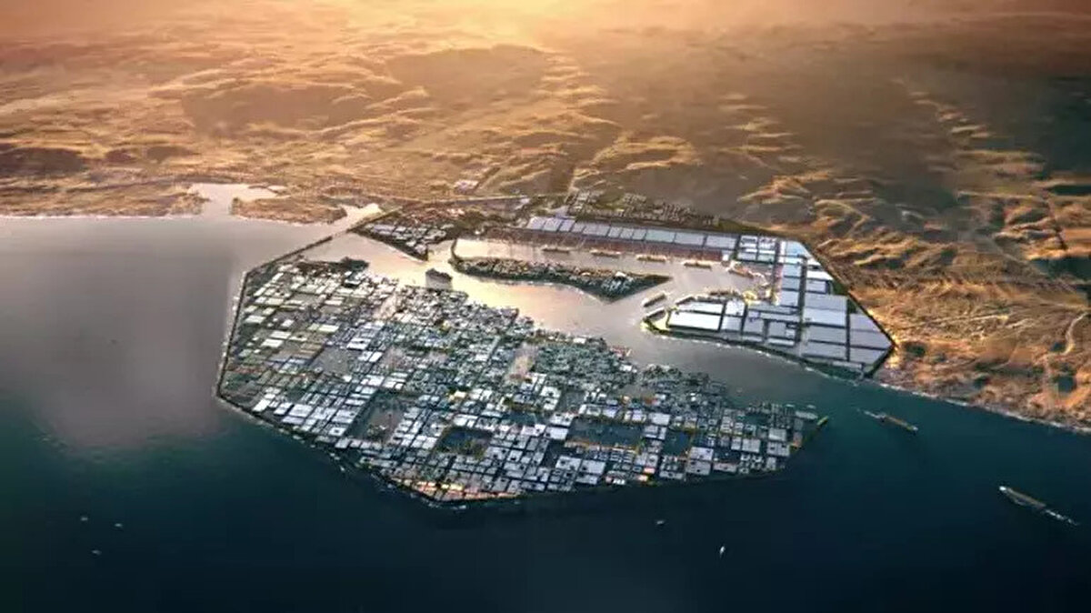 ‘DÜNYANIN EN VERİMLİ LOJİSTİK MERKEZİ OLMAYI HEDEFLİYOR’<br><br>Oxagon’un temel amacı, Suudi Arabistan’ın 2030 vizyonu doğrultusunda petrole dayalı ekonomiden uzaklaşarak teknoloji, lojistik ve sürdürülebilir üretim alanlarına yönelmesini sağlamak. Şehir, otomasyon, yapay zekâ, yenilenebilir enerji, biyoteknoloji, denizcilik ve nanoteknoloji gibi sektörlerin merkez üssü olmayı hedefliyor. Projenin en önemli hedeflerinden biri de dünyanın en verimli lojistik merkezlerinden biri olmak. Kızıldeniz’in ortasında yer alması sayesinde Avrupa, Asya ve Afrika'nın kesişim noktasında stratejik bir pozisyona sahip olan Oxagon, bu özelliğiyle küresel ticaretin yeni kalbi olmayı amaçlıyor.<br><br>NEOM içinde yeniden tasarlanmış bir endüstriyel şehir olan Oxagon, geleceğin fabrikalarını içeren temiz bir ekosistem sunuyor ve net sıfır emisyona ulaşmak için tamamen yenilenebilir enerjiye odaklanıyor. Kızıldeniz'deki stratejik konumu, küresel nakliye yollarına yakın olması, onu büyük pazarlar ve kent merkezleri için önemli bir merkez haline getiriyor. Oxagon CEO'su Vishal Wanchoo, Suudi Arabistan'ın dönüşümünün merkezinde yer alan inovasyon ve sürdürülebilirliğin sembolü olan NEOM Limanı'nın küresel ticareti yeniden şekillendireceğini söyleyerek ekledi. <br>“Geleneksel endüstriler, sıklıkla çevresel ve sağlık riskleri oluştururarak iklim değişikliğine sebep oluyor. Sektörler, temiz teknolojilere ve yeşil enerjiye geçişi hızlandırmaya teşvik eden sürdürülebilir çözümler benimsemeli. Oxagon, dünyanın dört bir yanından geleceğin fabrikalarını karşılayan temiz bir endüstriyel ekosistem sağlıyor. Yalnızca yenilenebilir enerjiye güvenerek, üreticilere hedeflerine ulaşmaları için bir platform sunuyoruz. Oxagon'u, küresel ticaret rotalarını birbirine bağlayan Kızıldeniz'deki gelişmiş NEOM Limanı aracılığıyla Suudi Arabistan'ı ithalat ve ihracat için bölgesel bir merkez haline getirmedeki rolünü vurguladı. Küresel ticaretin her yıl yüzde 13'ünden fazlası Süveyş Kanalı'ndan geçtiğinden NEOM Limanı'nın konumu, Avrupa ile Asya arasında bir geçit olarak önemini artırıyor.”