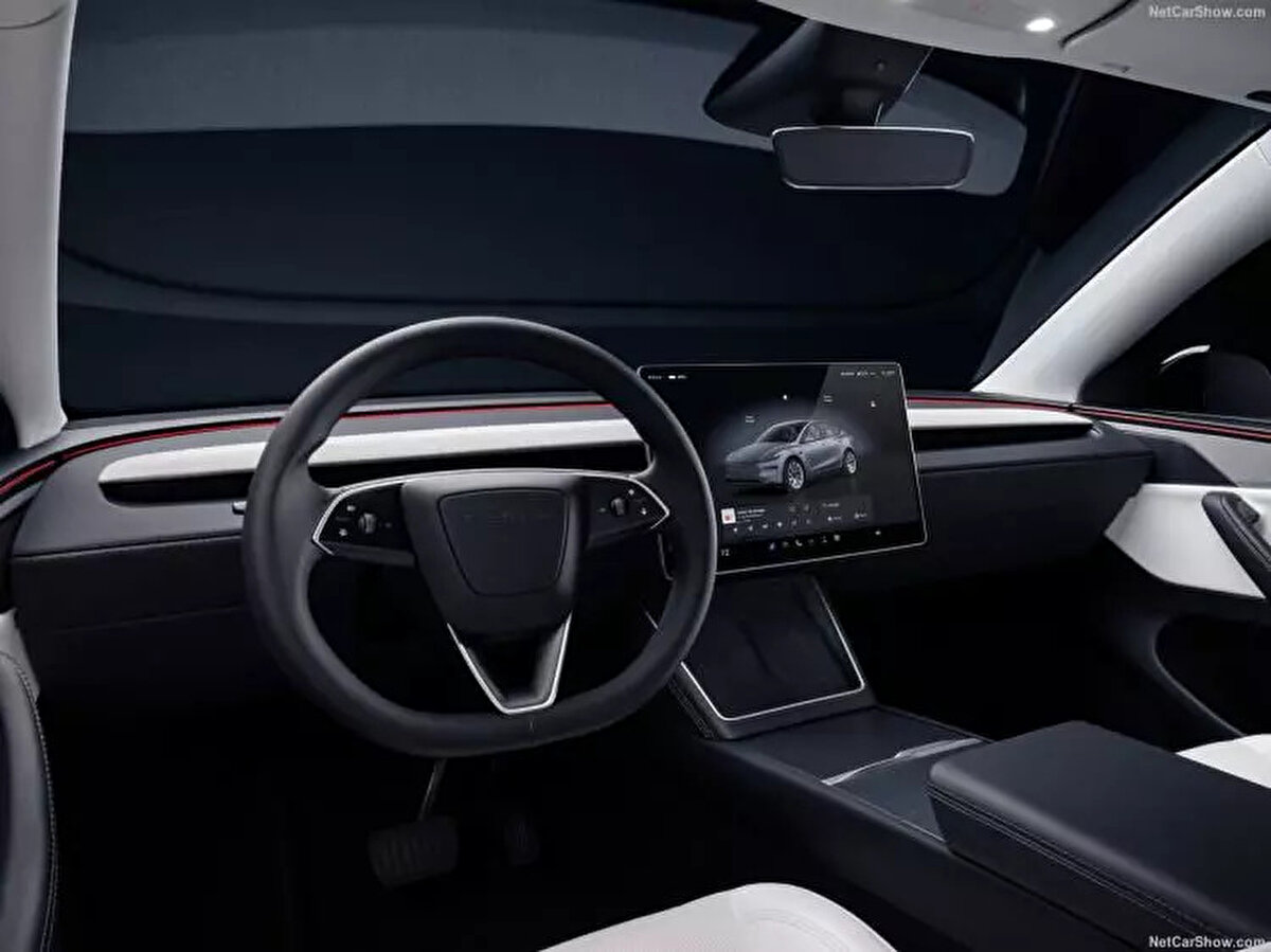 İç mekanda 15 inçlik büyük bir ekran, fiziksel düğmelerin yerini alarak birçok özelliği kontrol etmeyi kolaylaştırıyor.