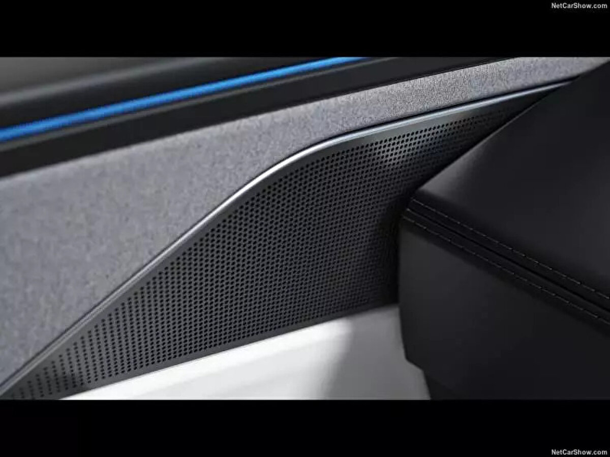 Yeni Tesla Model Y, modern tasarımı ve gelişmiş özellikleriyle öne çıkıyor.