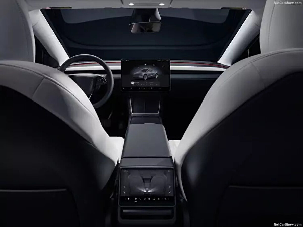 Arka bölümde ise tam genişlikte konumlandırılmış bir ışık bandı yer alıyor.