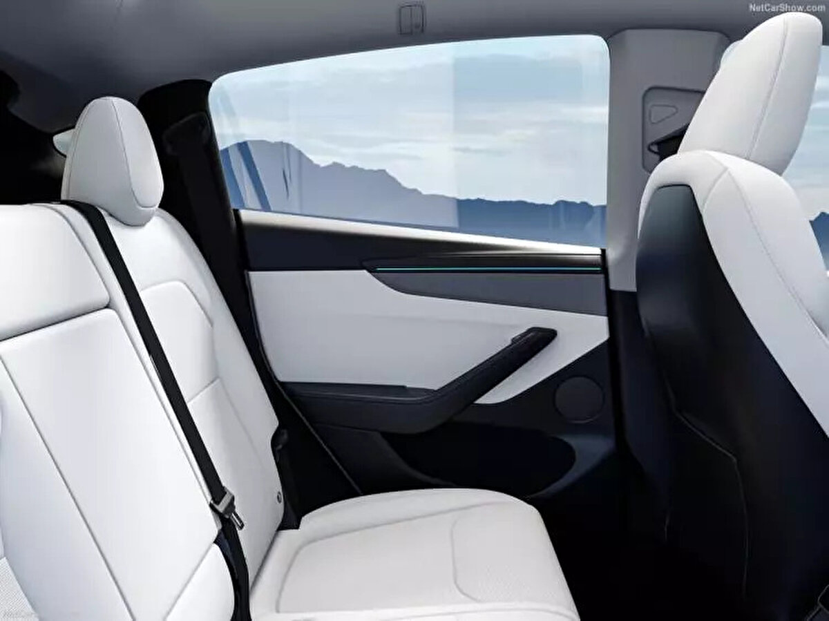 Yolcu konforuna yönelik en dikkat çeken güncellemelerden biri, arka bölümde yer alan 8 inç boyutundaki dokunmatik ekran oldu.