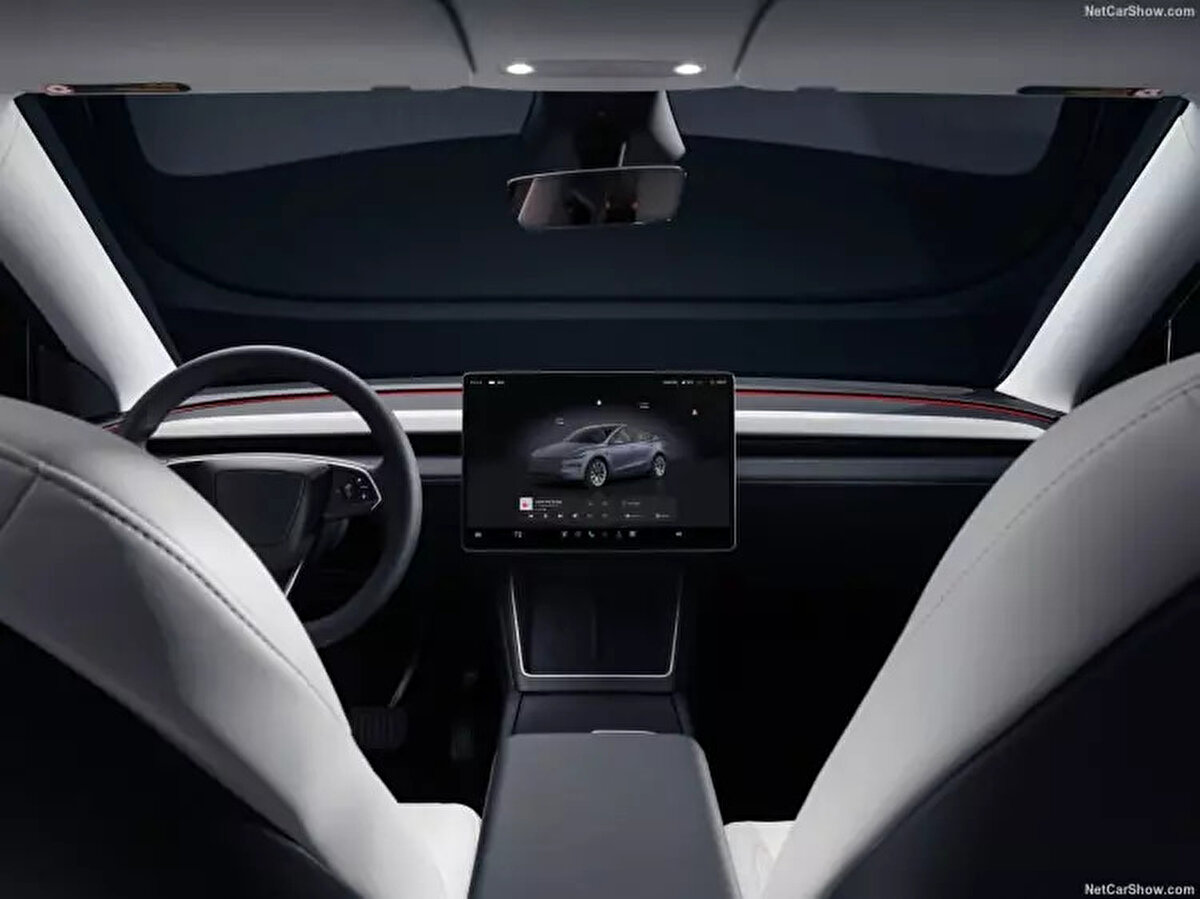 Ön bölümde daha keskin hatlara sahip burun yapısı ve kaput boyunca uzanan ince LED ışık şeridi bulunuyor.