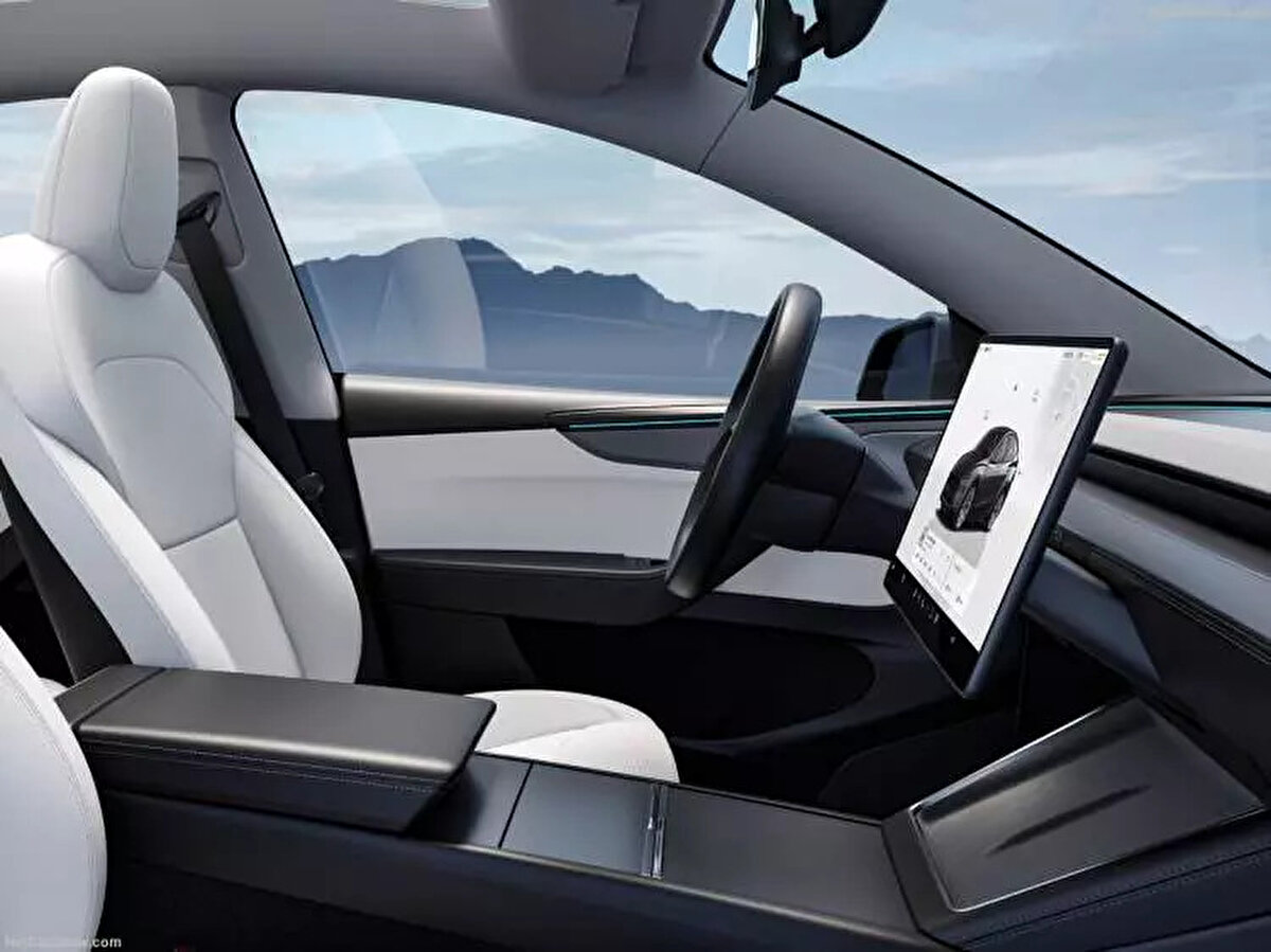 İç mekanda, kullanıcıların renk ve parlaklık ayarlarını yapabildiği konfigüre edilebilir LED aydınlatma şeritleri bulunuyor.<br><br>