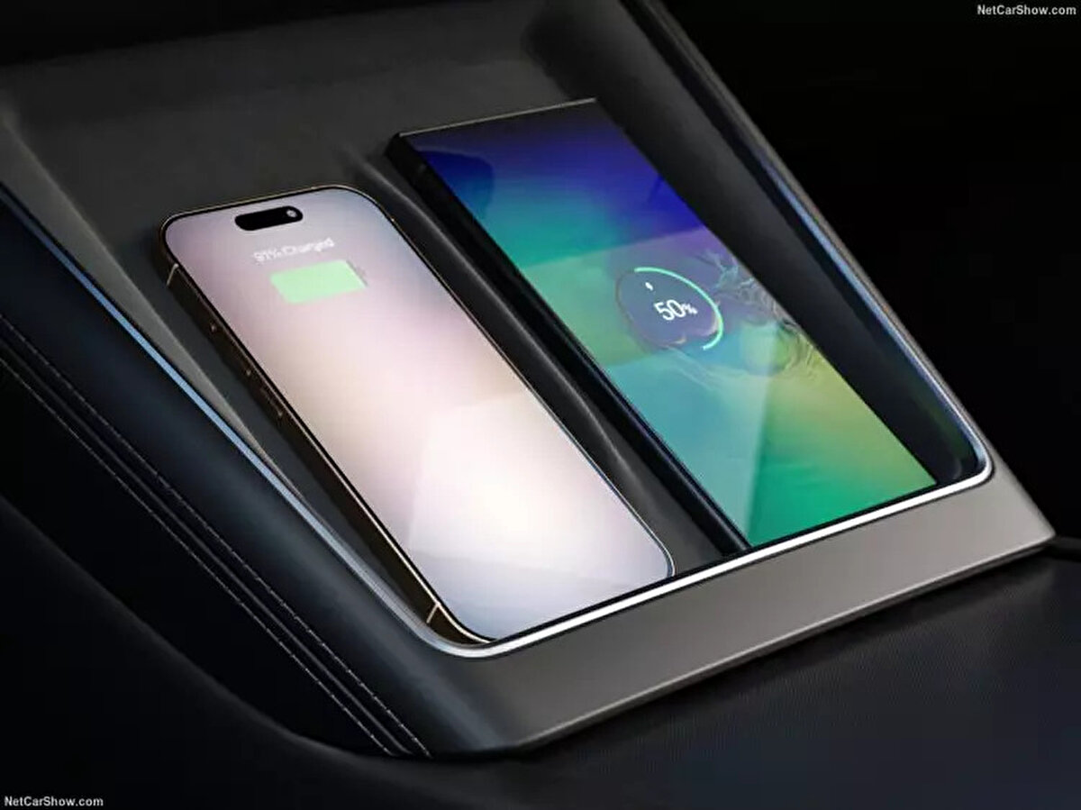 Yeni Model Y sekiz dış kamera ve yeni yerleştirilen ön kamera ile sürüş güvenliğini artırıyor.