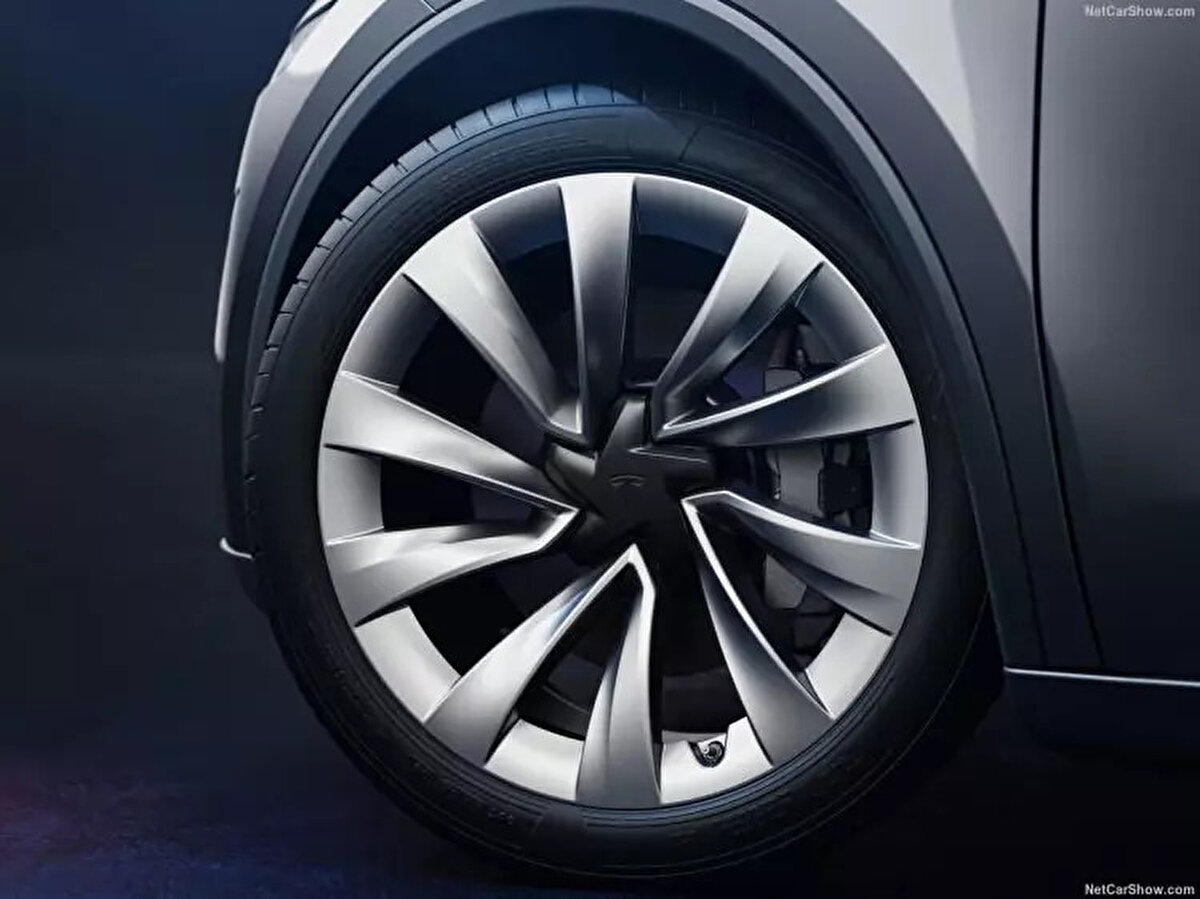 Bu model, önceki versiyona kıyasla 39 kilometrelik bir iyileştirme sağlıyor ve 0-100 km/s hızlanmasını 5.9 saniyede tamamlıyor.