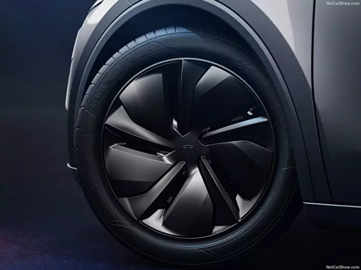 Yeni Tesla Model Y, iki farklı versiyonla kullanıcıların karşısına çıkıyor. Arkadan itişli (RWD) versiyon, 62.5 kWh batarya kapasitesine sahip ve 593 kilometre menzil sunuyor.