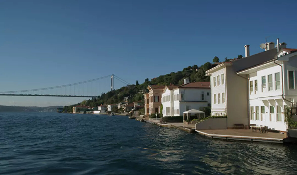 Lüks gayrimenkul satışı yaşan Hadan Bozanoğlu şu sözleri kullandı:<br><br>“İstanbul deprem gerçeği ile yüzleşti. Her ne kadar benzersiz bir şehir olsa da insanlar canını düşünmek zorunda. Bu nedenle başta Boğaz Hattı’ndaki yalılar olmak üzere sahil kesiminden çıkışlar başladı. İnsanlar ya kiraya vermek ya da satarak Bodrum ve Çeşme gibi bölgelere gitmek istiyor. Ancak yalı veya da değerli gayrimenkullerin fiyatları deprem nedeniyle çok düştü. Bu da insanları düşündürüyor"