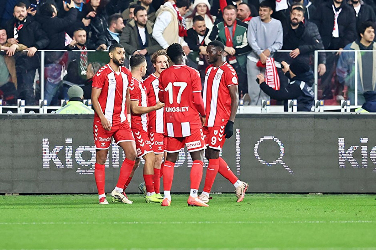 Oyuncularımıza yönelik münferit bir söylem üzerinden kamuoyunda yanlış algı oluşturulmasına asla müsaade etmeyeceğimizi vurguluyor, tüm taraftarlarımız nezdinde de oyuncularımıza gösterilen desteğin bilincinde olduğumuzu ifade ediyoruz. Samsunspor ailesi olarak, bu desteklerin artarak süreceğine olan inancımız tamdır. Birlik ve beraberliğimizden taviz vermeden yolumuza devam edeceğiz."<br>