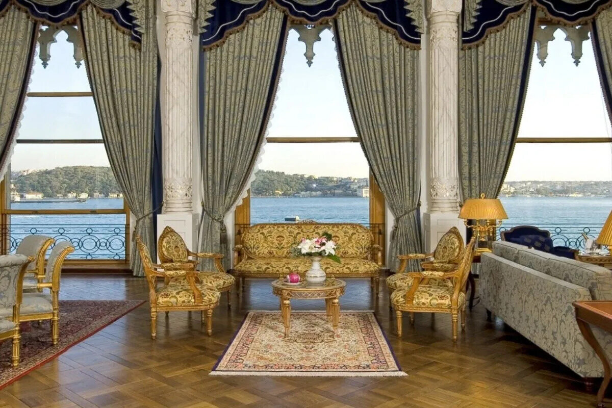 AVRUPA'NIN EN BÜYÜKLERİNDEN<br><br>UEFA Başkanı, İstanbul'da 2 gece kalırken çarşamba akşamı gala yemeğinin de yapıldığı Çırağan Sarayı'nda Avrupa'nın en büyük suitlerinden biri olarak gösterilen Sultan Suit'te konakladı.