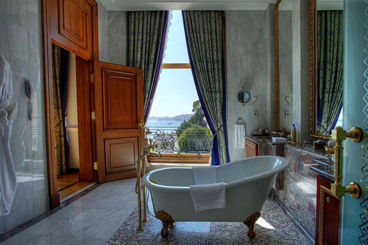 UEFA BAŞKANI ÇOK MEMNUN AYRILDI<br><br>Söz konusu suit 2016 yılında Forbes dergisi tarafından en iyi 10 listesinde "Dünyanın En Lüks Otel Suitleri'nden biri olarak da ödüllendirildi.<br><br>UEFA Başkanı Aleksander Ceferin'in Çırağan Sarayı Sultan Suiti'ndeki 1 gecelik konaklamasının bedelinin ise 11 bin Euro olduğu öğrenildi.